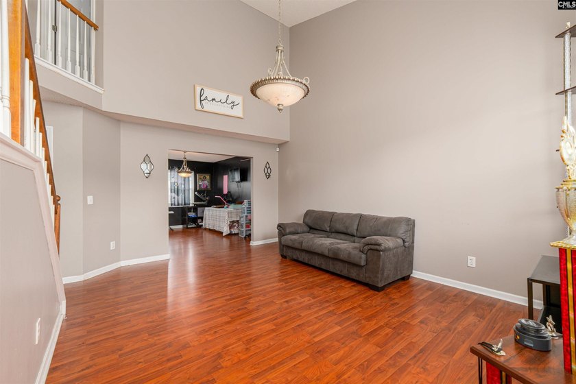 Welcome to 909 Murchison Drive! This spacious 3-bedroom, 2 - photo 5