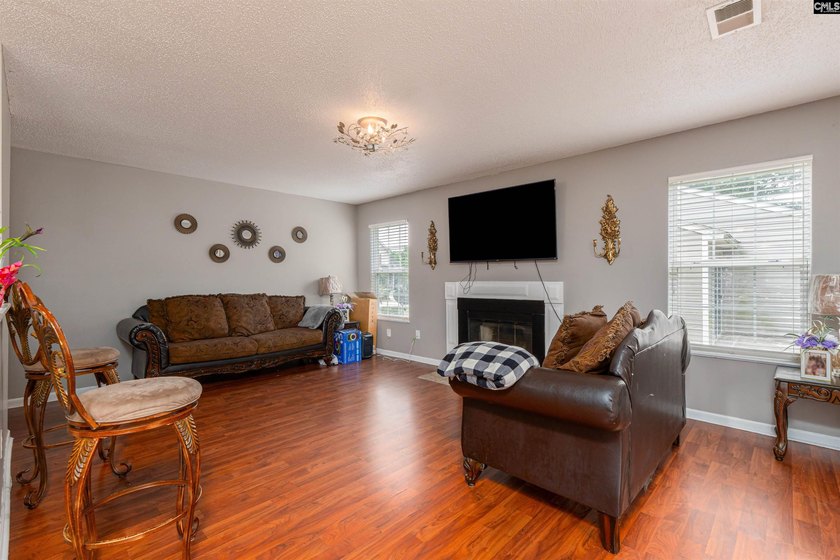 Welcome to 909 Murchison Drive! This spacious 3-bedroom, 2 - photo 8