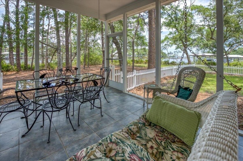 Waterfront 3BR/2BA cottage with stunning bayou views from almost - photo 32