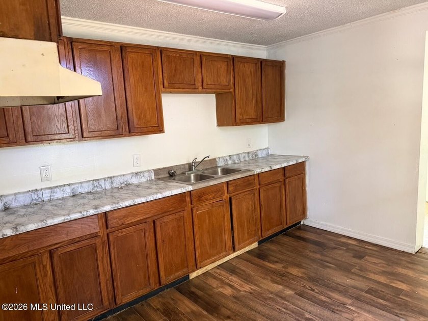 Some homes have good bones. This one has good bones and good - photo 3
