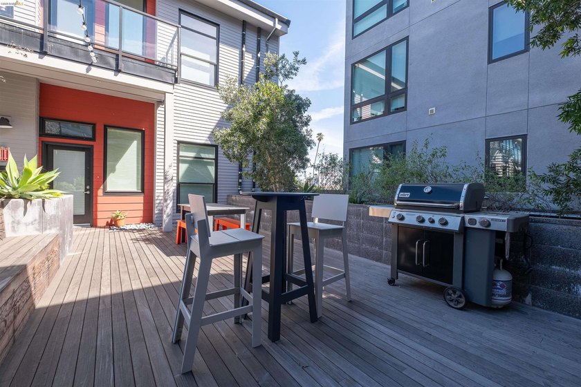 LARGE ONE BEDROOM PLUS AND ONE AND A HALF BATHROOM LOFT STYLE! - photo 30