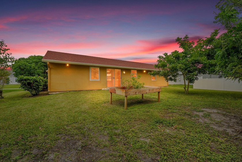 Welcome to your new home a beautifully maintained 3 bedroom, 2 - photo 2