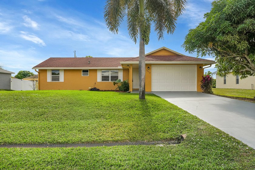 Welcome to your new home a beautifully maintained 3 bedroom, 2 - photo 3