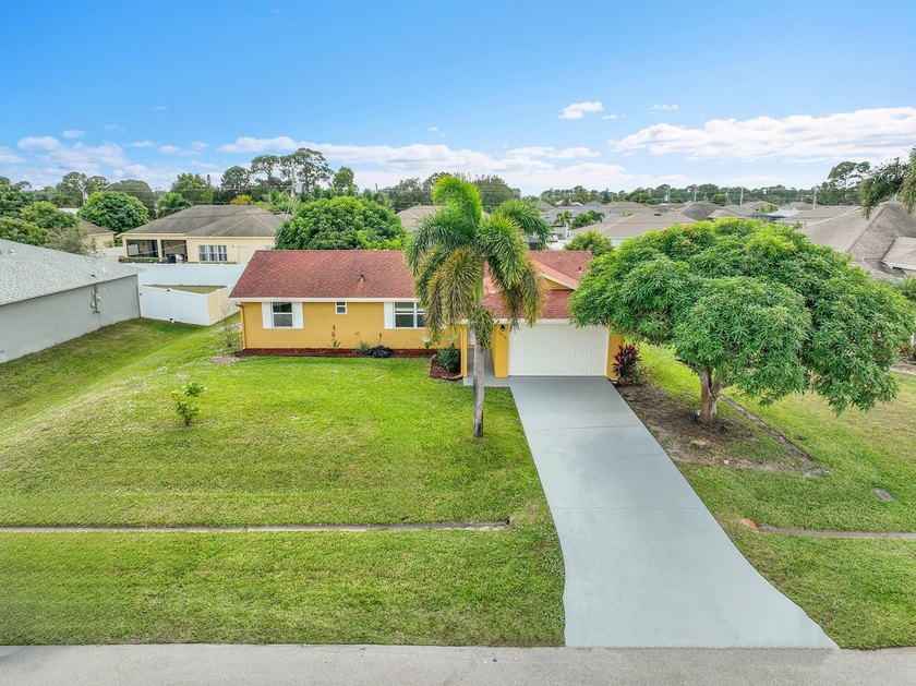Welcome to your new home a beautifully maintained 3 bedroom, 2 - photo 5