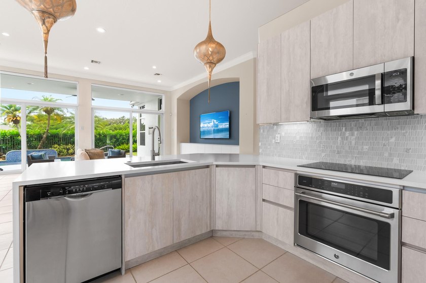 Immaculate, move-in ready home surrounded by beautiful lake and - photo 6