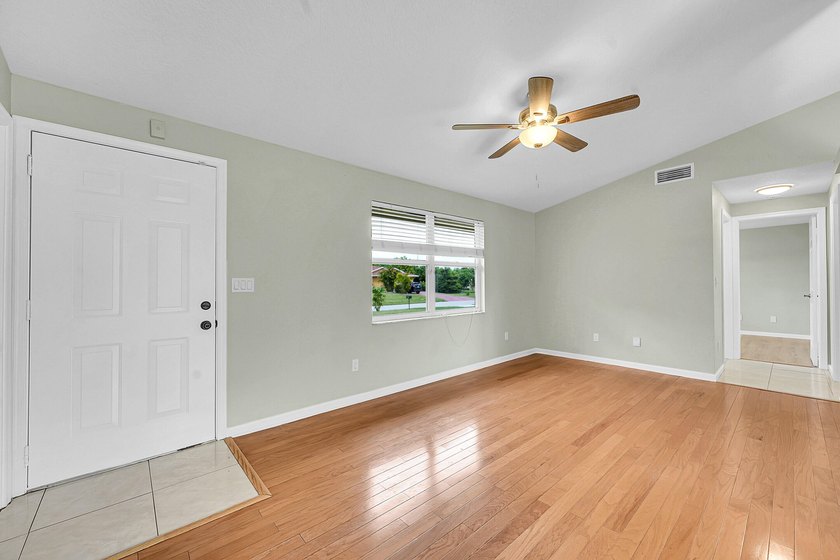 Welcome to your new home a beautifully maintained 3 bedroom, 2 - photo 6