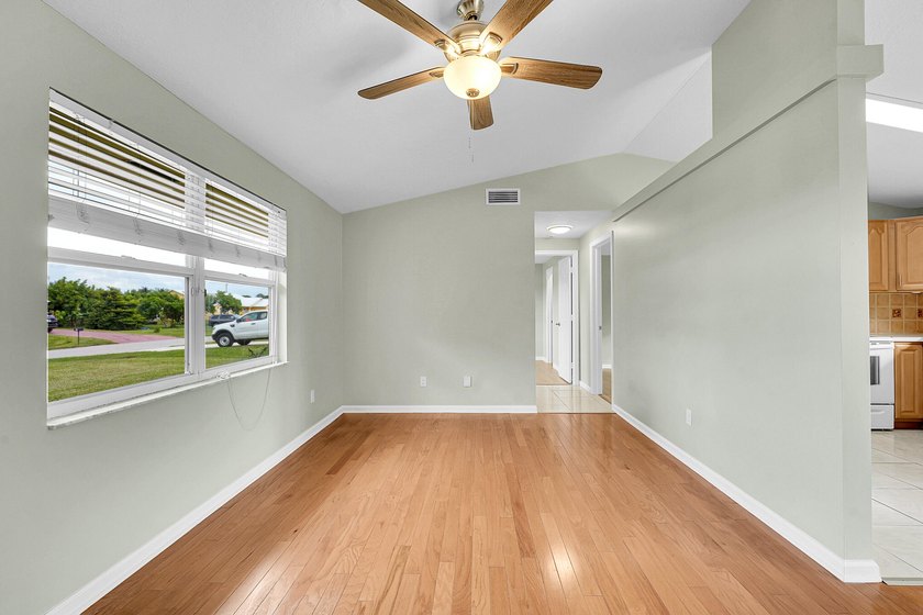 Welcome to your new home a beautifully maintained 3 bedroom, 2 - photo 8