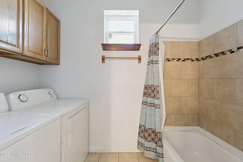 Classic elevated coastal cottages at 10450 MS 603 in Bay St - photo 9
