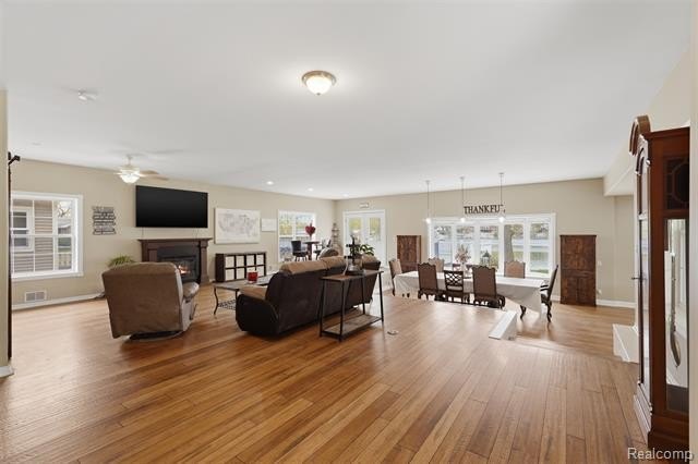 Luxury lakefront living! This one-of-a-kind waterfront home - photo 4