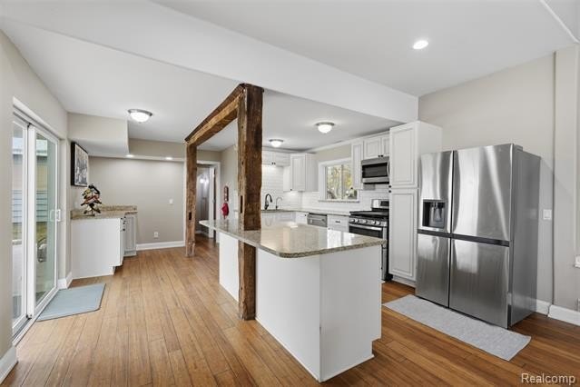 Luxury lakefront living! This one-of-a-kind waterfront home - photo 10