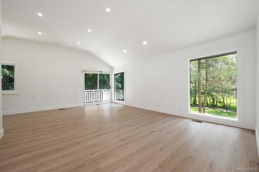 Welcome to this sprawling sunlit ranch with vaulted ceilings and - photo 13