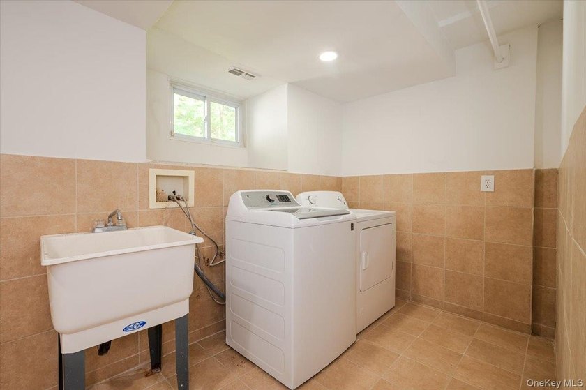 Welcome to this sprawling sunlit ranch with vaulted ceilings and - photo 26