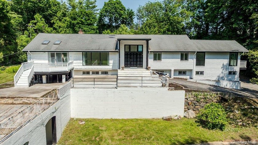 Welcome to this sprawling sunlit ranch with vaulted ceilings and - photo 28