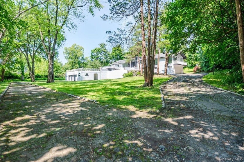 Welcome to this sprawling sunlit ranch with vaulted ceilings and - photo 30