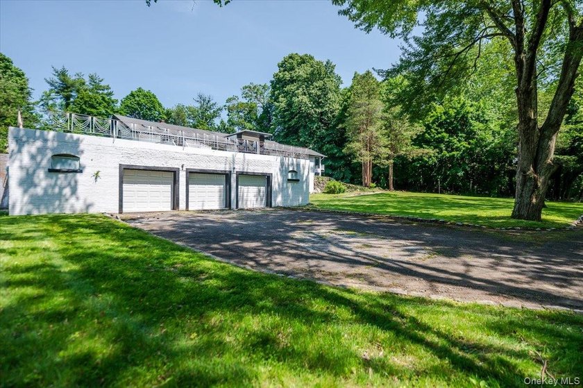 Welcome to this sprawling sunlit ranch with vaulted ceilings and - photo 31