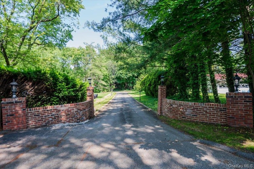 Welcome to this sprawling sunlit ranch with vaulted ceilings and - photo 33