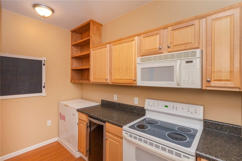 Where privacy and lake life come together. Tucked away on 1.74 - photo 14