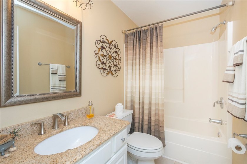 Where privacy and lake life come together. Tucked away on 1.74 - photo 17