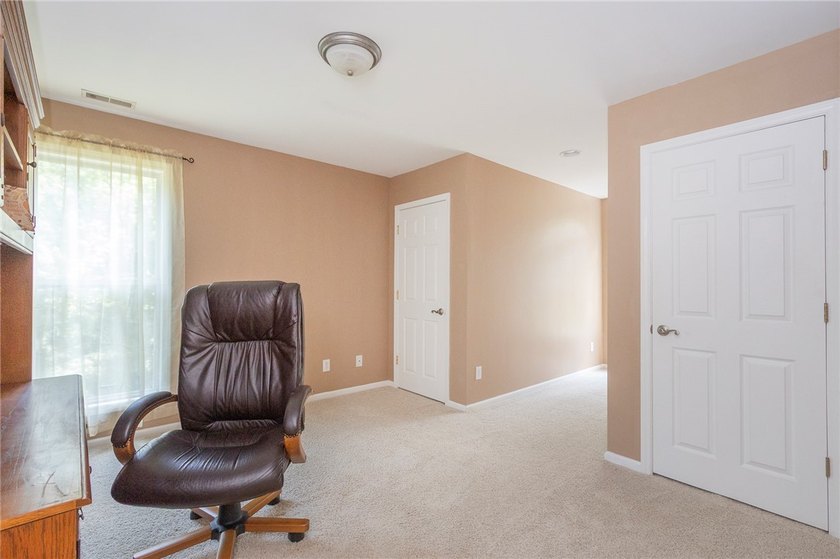 Where privacy and lake life come together. Tucked away on 1.74 - photo 19