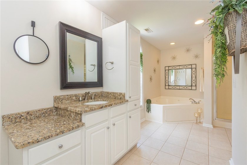 Where privacy and lake life come together. Tucked away on 1.74 - photo 23