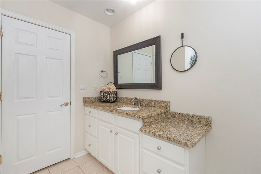 Where privacy and lake life come together. Tucked away on 1.74 - photo 24