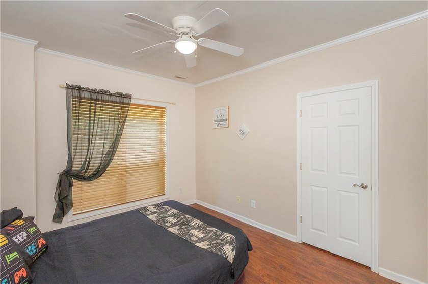 Where privacy and lake life come together. Tucked away on 1.74 - photo 32