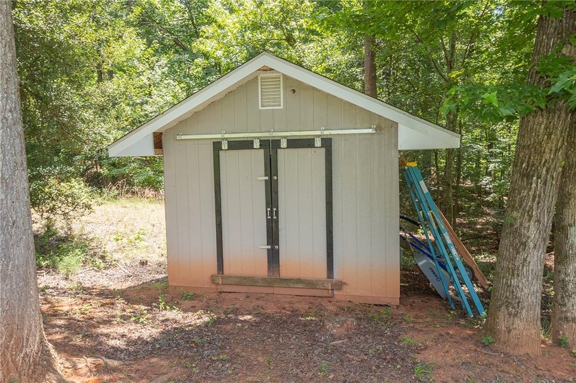 Where privacy and lake life come together. Tucked away on 1.74 - photo 34