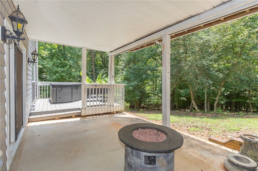 Where privacy and lake life come together. Tucked away on 1.74 - photo 35