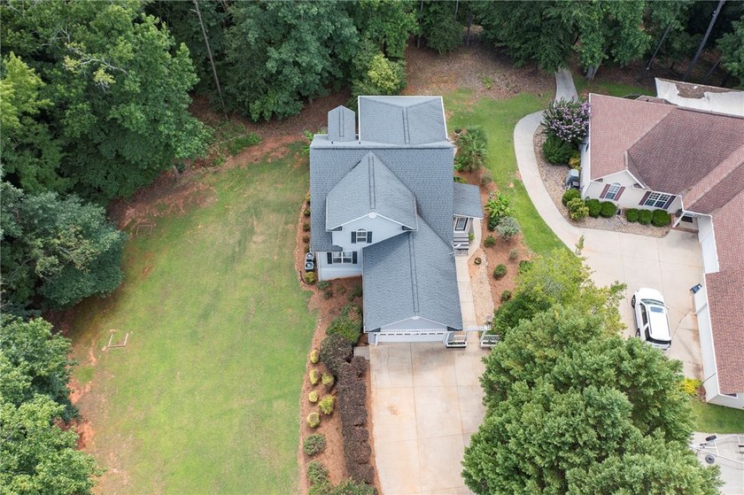 Where privacy and lake life come together. Tucked away on 1.74 - photo 39