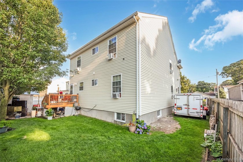 Welcome to this beautifully maintained 6-bedroom, 2-bath - photo 21