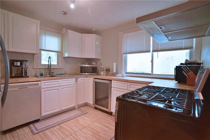 Discover The Charm and Comfort of this Inviting 3 Bedroom 1.5 - photo 11