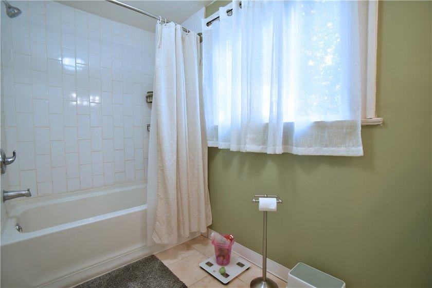 Discover The Charm and Comfort of this Inviting 3 Bedroom 1.5 - photo 18