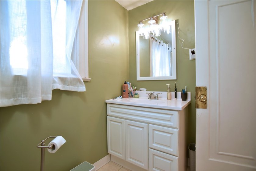 Discover The Charm and Comfort of this Inviting 3 Bedroom 1.5 - photo 19