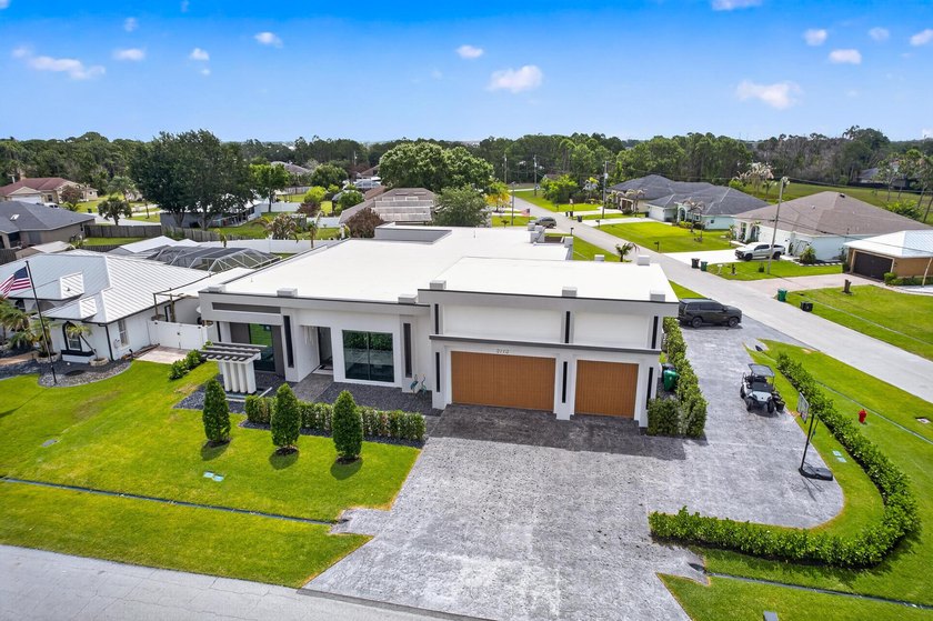 A contemporary, elegantly designed 4,715 sq ft, 4 BR, 5.5 BA - photo 2