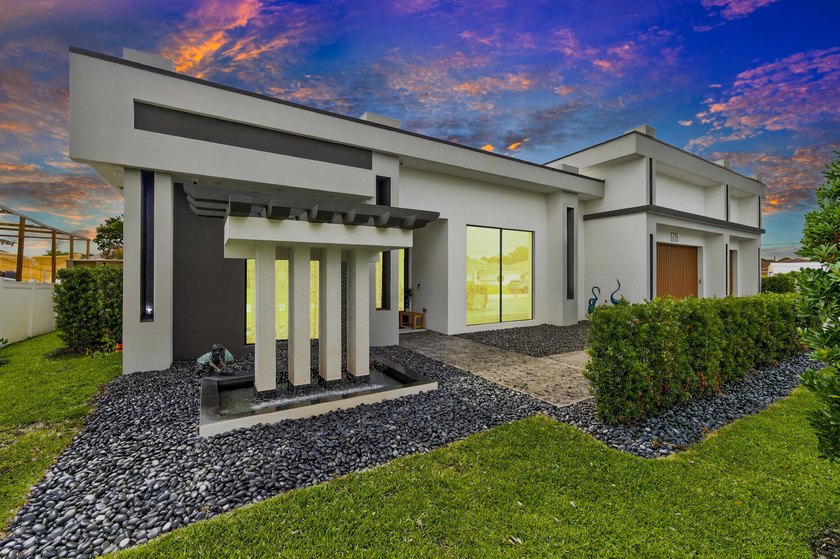 A contemporary, elegantly designed 4,715 sq ft, 4 BR, 5.5 BA - photo 5