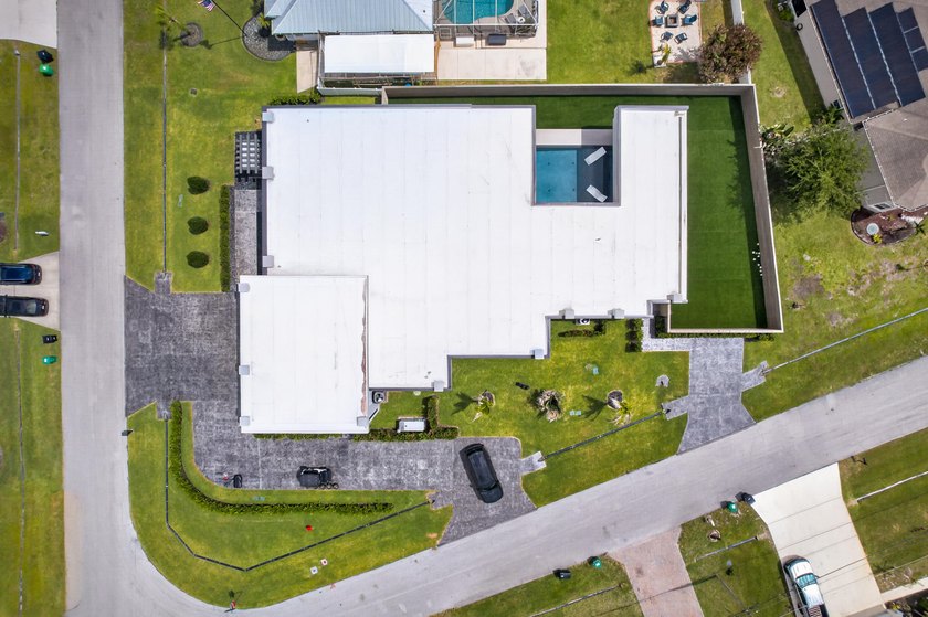 A contemporary, elegantly designed 4,715 sq ft, 4 BR, 5.5 BA - photo 6