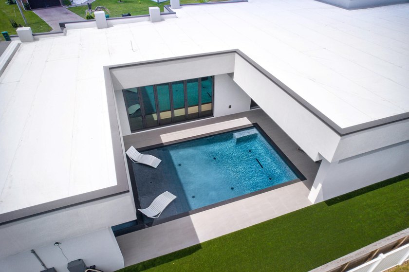 A contemporary, elegantly designed 4,715 sq ft, 4 BR, 5.5 BA - photo 7