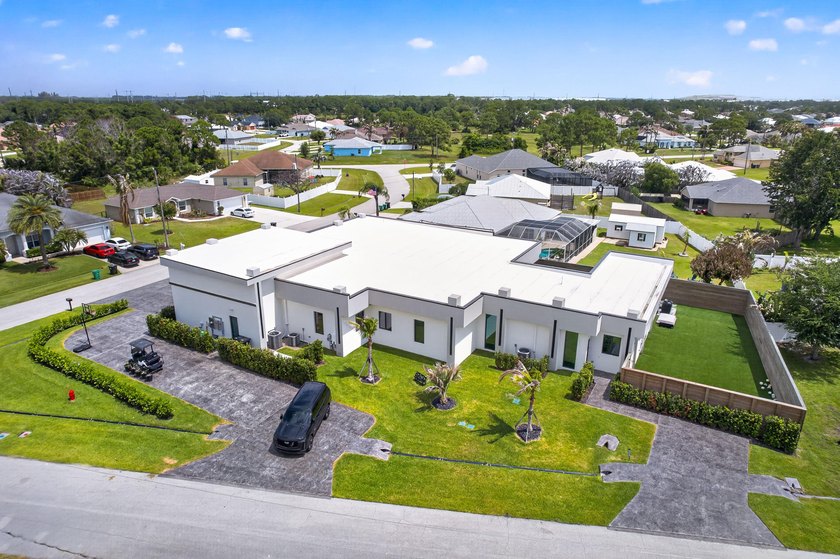 A contemporary, elegantly designed 4,715 sq ft, 4 BR, 5.5 BA - photo 9