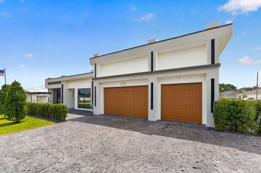 A contemporary, elegantly designed 4,715 sq ft, 4 BR, 5.5 BA - photo 10