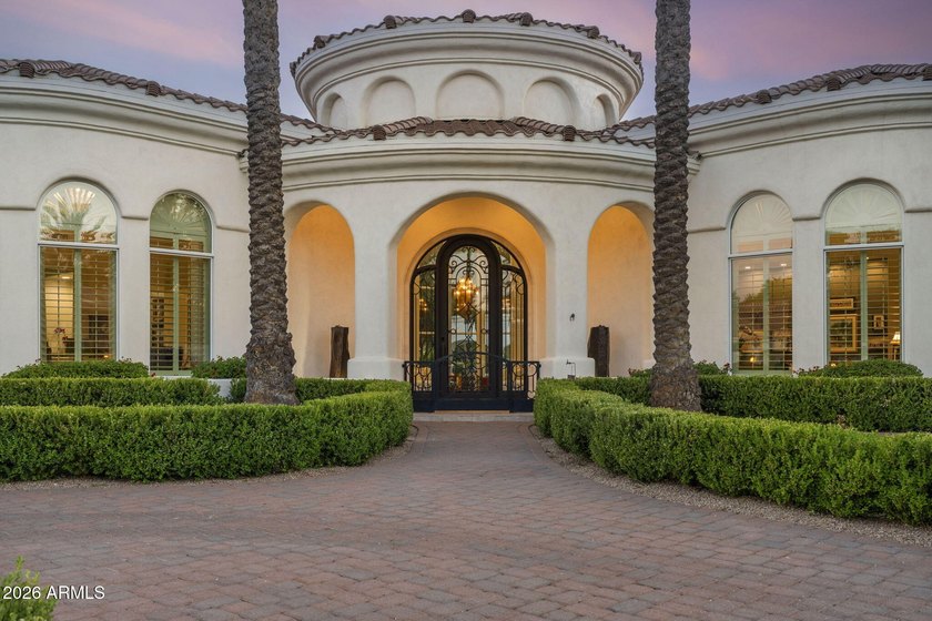 CUSTOM LUXURY IN HIDDEN PARADISE. A Pvt 17 HOME GATED COMMUNITY - photo 3