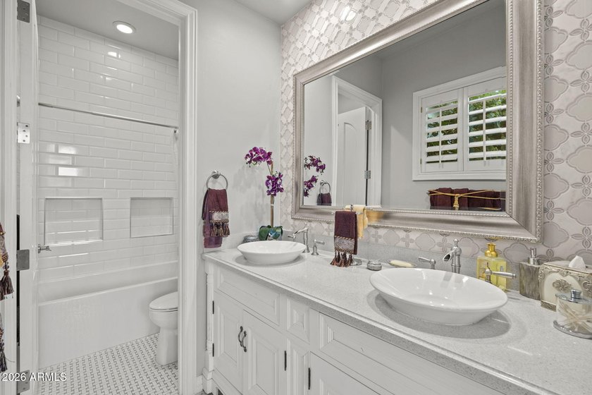 CUSTOM LUXURY IN HIDDEN PARADISE. A Pvt 17 HOME GATED COMMUNITY - photo 10