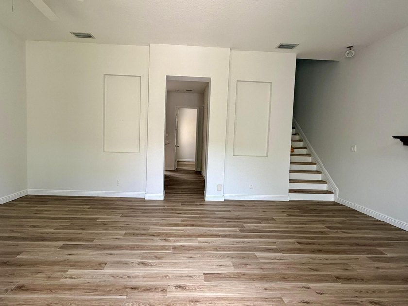 Beautifully maintained 3-bedroom plus loft townhome in Central - photo 2