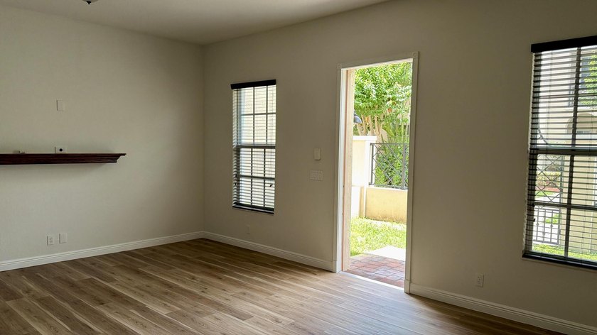 Beautifully maintained 3-bedroom plus loft townhome in Central - photo 4