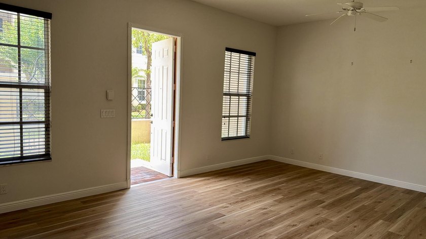 Beautifully maintained 3-bedroom plus loft townhome in Central - photo 6