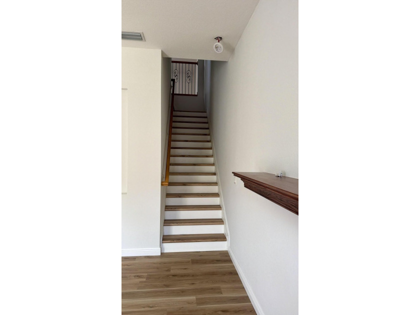 Beautifully maintained 3-bedroom plus loft townhome in Central - photo 7
