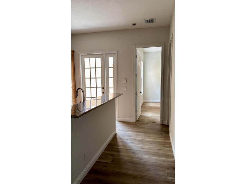 Beautifully maintained 3-bedroom plus loft townhome in Central - photo 8