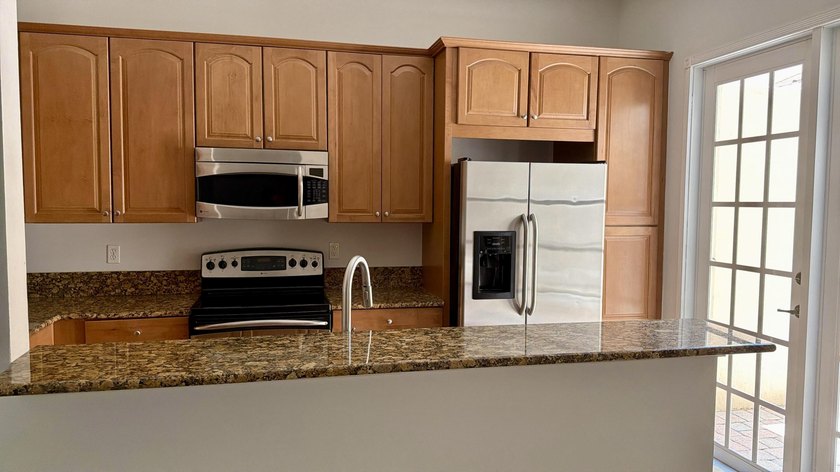Beautifully maintained 3-bedroom plus loft townhome in Central - photo 9