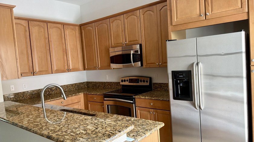 Beautifully maintained 3-bedroom plus loft townhome in Central - photo 10