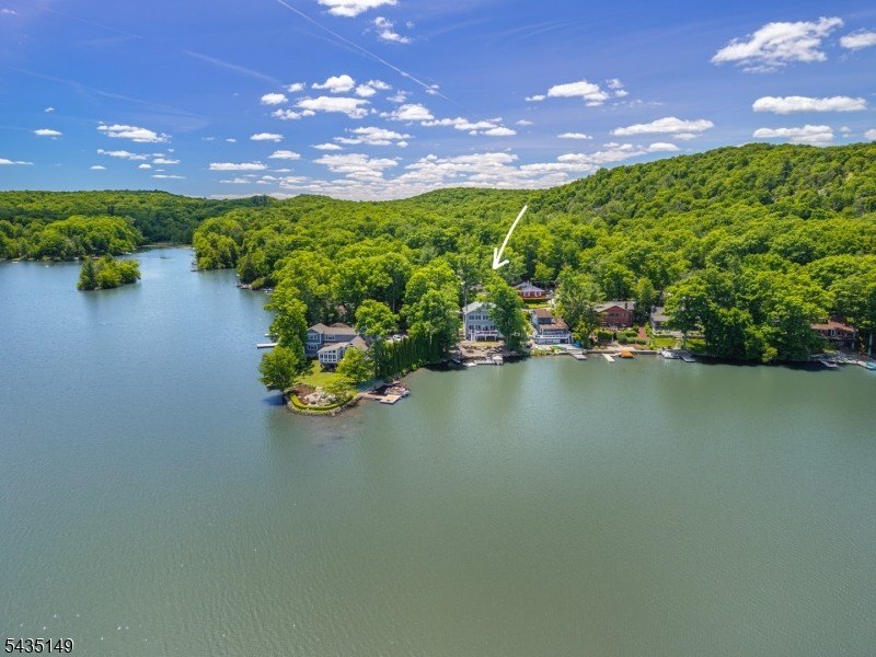 Welcome to lake life on the main lake of Highland Lakes. The - photo 34