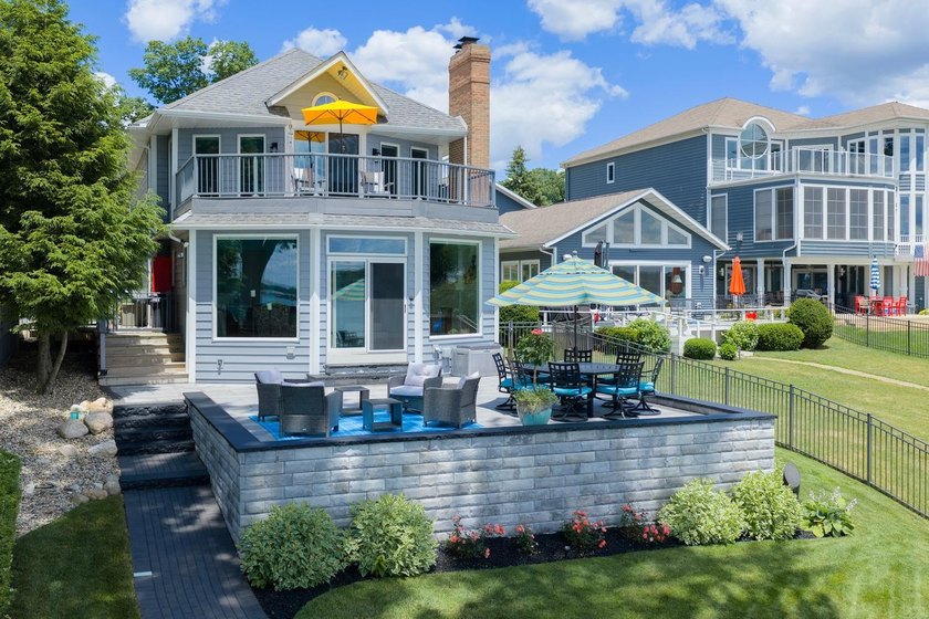 This 3-BD, 3.5-BA, 2,978-sq-ft 2-story fully renovated home - photo 5